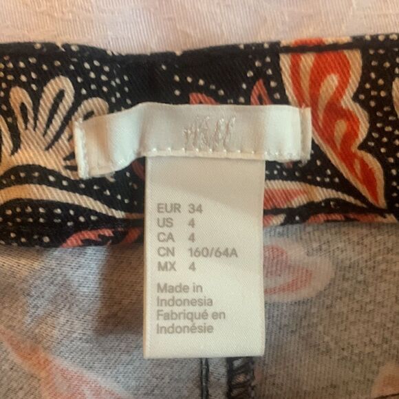 H&M Shorts Womens Black Floral Cuffed Size 4 - Picture 7 of 10
